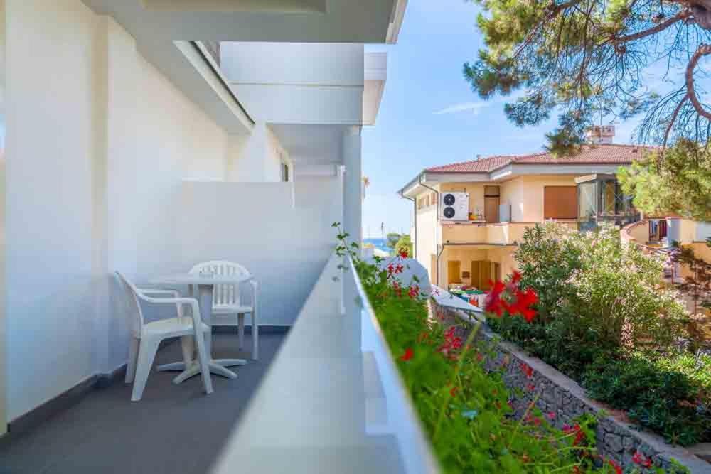 Hotel Montecristo مارينا دي كامبو المظهر الخارجي الصورة