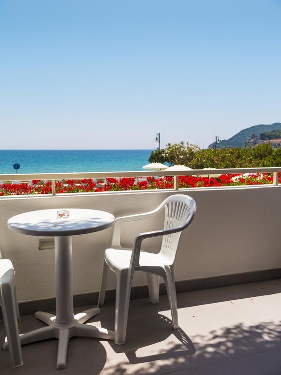 Hotel Montecristo مارينا دي كامبو المظهر الخارجي الصورة